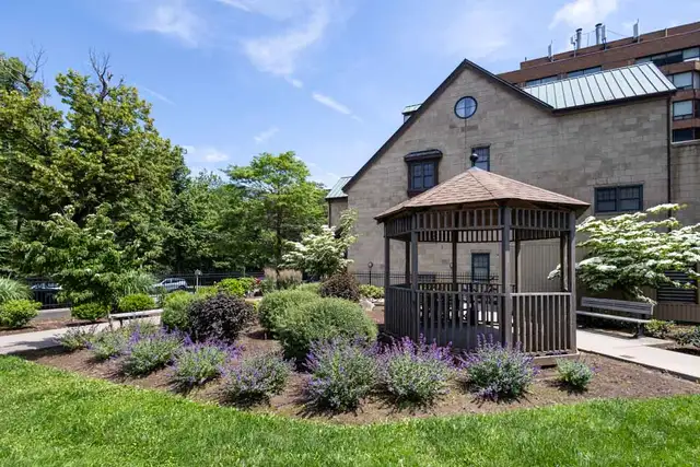 Spring Garden - Bachelor available at 5770 Spring Garden Road, H in Long Term Rentals in City of Halifax - Image 8