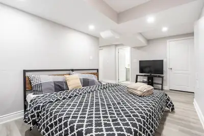 Master Bedroom in Basement Rent $525 PER PERSON Fully Furnished Room 2 Separate Beds OR a Queen Bed...