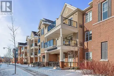 2-bedroom, 2-bathroom urban townhome in a sought-after Oak Park neighbourhood. Ground-level unit wit...