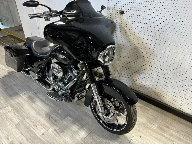 2011 Harley-Davidson Touring CVO STREET GLIDE in Street, Cruisers & Choppers in London - Image 6