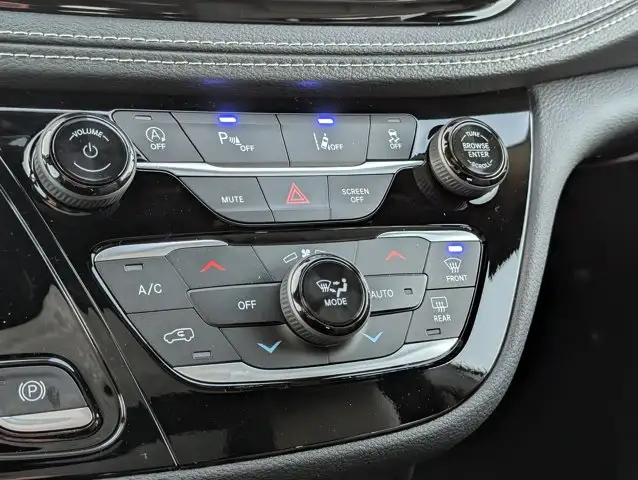 2026 Chrysler Pacifica Select in Cars & Trucks in Edmonton - Image 31