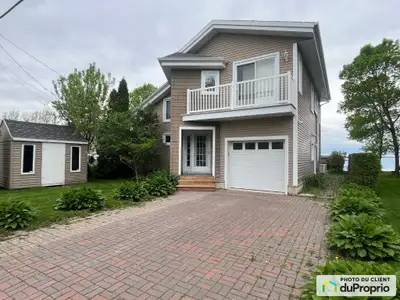 Directement au bord du lac Saint-François, à moins d'une heure de Montréal. Cette maison est située...