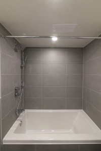 Akelius three bedroom apartment for rent. Located near Rosilyn in the Westmount neighborhood, Montre... (image 5)