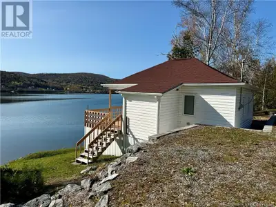 Découvrez ce petit coin de paradis au Lac Baker ! Ce chalet 3 saisons est un véritable havre de paix...