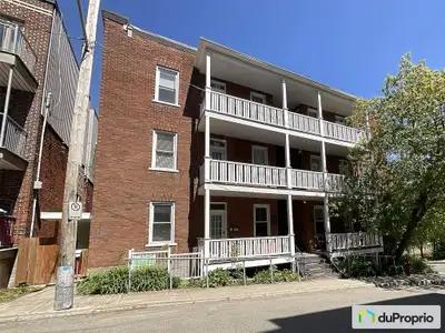 Superbe condo situé dans le quartier prisé de MONTCALM ! Il dispose de 3 chambres spacieuses, d'un s...