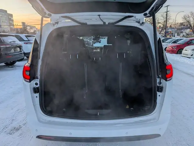 2026 Chrysler Pacifica Select in Cars & Trucks in Edmonton - Image 7
