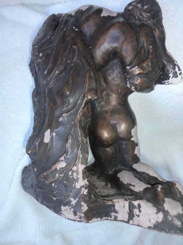 vintage collectable statuette 10"high 6 inches across heavy - in Arts & Collectibles in Winnipeg - Image 4