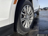 Experience effortless luxury and intelligent design in this striking 2017 Cadillac XT5 Luxury FWD. W... (image 9)