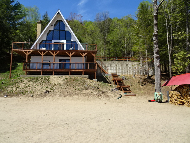 Maison au Bord du Lac Simon avec immense plage Privee dans Maisons à vendre  à Ville de Montréal