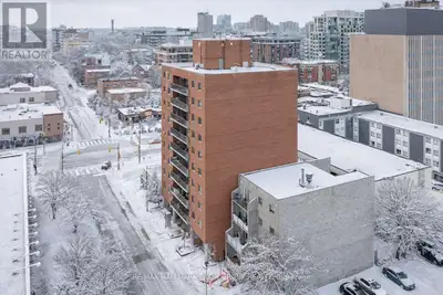 A lovely two bedroom, two bathroom condo located in the heart of downtown Ottawa. This condo has bee...