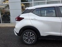 8.0-inch NissanConnect colour touchscreen display with Apple CarPlay and Android Auto integration, 7... (image 9)