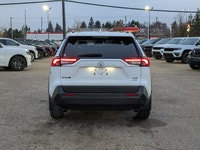 CLEAN CARFAX, HEATED SEATS - BACK UP CAMERA - POWER DRIVER SEAT - HEATED STEERING WHEEL - RADAR CRUI... (image 4)