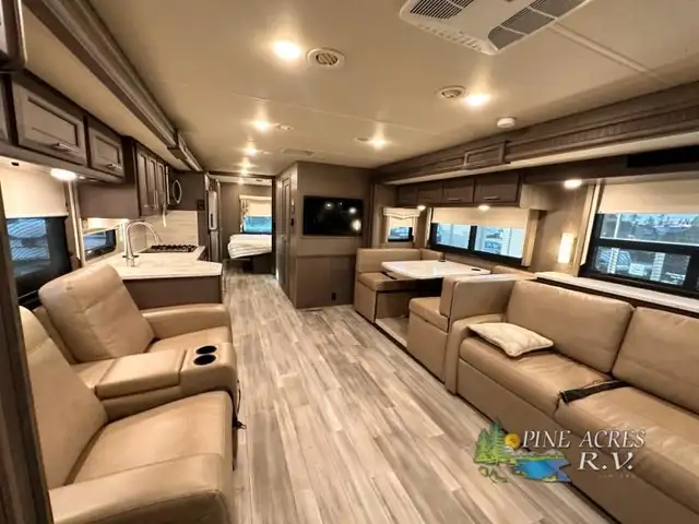 2022 Thor Motor Coach Challenger 35MQ only 6,310 Miles in RVs & Motorhomes in Moncton - Image 19