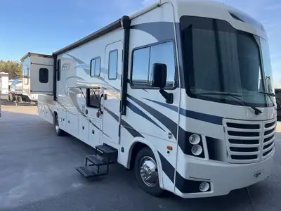 Financing Available O.A.C. ***PRICES INCLUDES ALL FEE EXCEPT TAXES*** This beautiful FR3 34DS is lik...