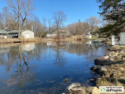 Terrain vacant résidentiel en bordure d'un canal donnant accès au lac Saint-François. Droit de passa...