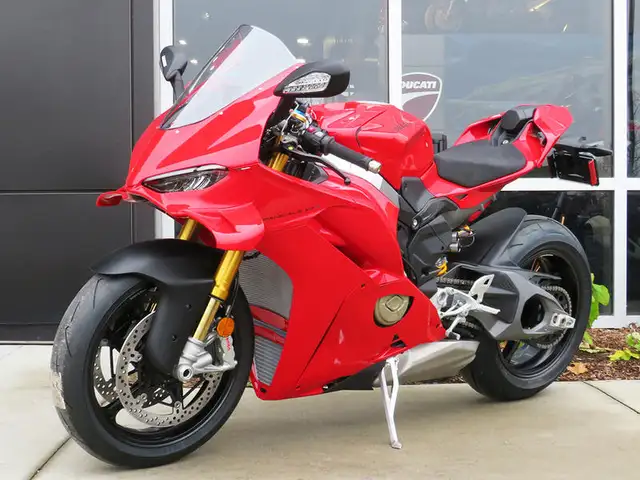2025 Ducati Panigale V4 S Ducati Red in Sport Bikes in Cambridge - Image 3