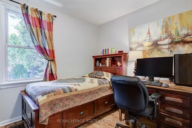 Tucked away on a quiet cour! in Houses for Sale in Hamilton - Image 8