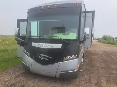 ️ 2014 Itasca Sunstar 34B – Spacious Class A Motorhome with Only 79,000 KM! ️ Experience the comfort...
