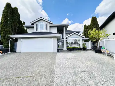 Welcome to this spacious lot home Nestled in a quiet cul-de-sac, this 6-bedroom, 4-bathroom residenc...