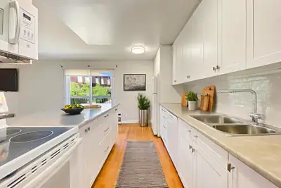 SPACIOUS 1 BEDROOM APARTMENT FOR RENT IN BELLEVILLE! Realstar's Moira Apartments are ideally located...