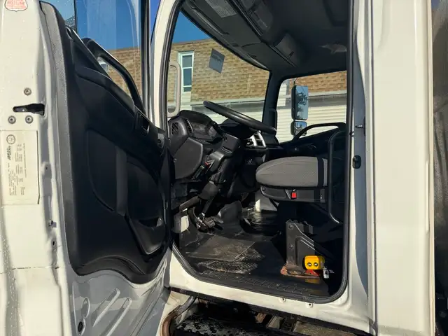 2018 Hino 338 in Heavy Trucks in Hamilton - Image 14