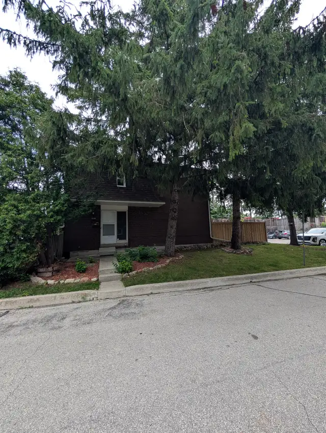 3 bedroom townhouse in Burlington $2,850.00 + utilities
