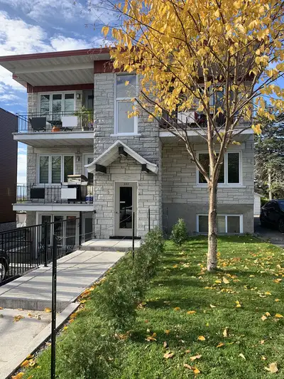 418-655-8281 À voir au 3111 Avenue Gaspard, appartement #1, beau grand 3 1/2, situé au demi sous-sol...