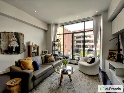 *Libre immédiatement* *Bienvenue aux agents immobiliers avec acheteurs sérieux* Magnifique condo sit...