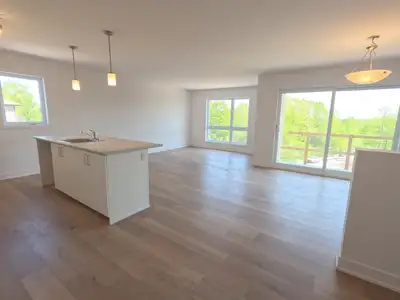 (English version below) Envie de vivre dans un immeuble de construction récente et de qualité supéri...