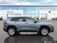 Navigate Canadian roads with confidence in this versatile 2024 Toyota Corolla Cross LE. Finished in... (image 5)