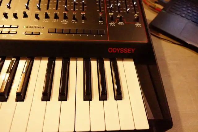 Synthétiseur Behringer Odyssey à Vendre in Pianos & Keyboards in Laval / North Shore - Image 3