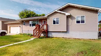 R14//Selkirk/SHOWINGS START TUESDAY APRIL 28 2026 OFFERS ANYTIME!SOLID 2012 SUPER LARGE 1420 SF FOUR...