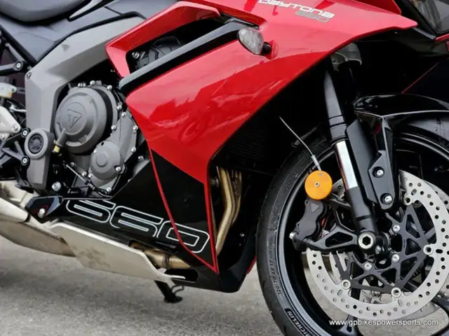 Triumph Daytona 660 Carnival RedSapphire Black in Sport Bikes in Oshawa / Durham Region - Image 11