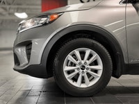 Ready for anything, this 2019 Kia Sorento LX in stunning Titanium Metallic offers a perfect blend of... (image 9)