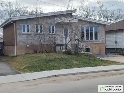 Très grand bungalow reconstruit en entier en 2018 à proximité de TOUS les services. Situé dans un se...