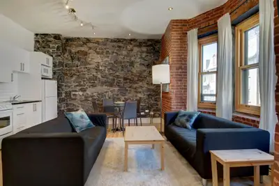 Appartement 3 1/2 à aire ouverte entièrement meublé, situé au cœur du Vieux-Québec, au coin de la ru...