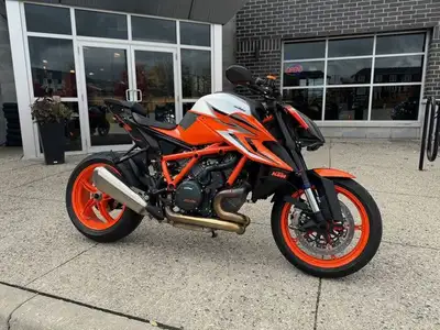 Beautiful 2023 KTM SuperDuke 1290 R EVO just in on trade at Peak Powersports London - techpack unloc...