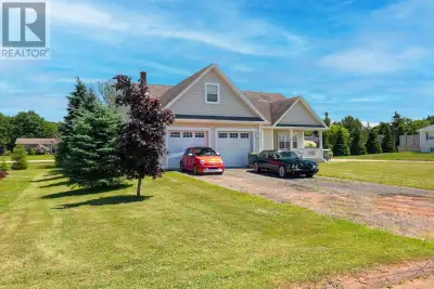 Spacious home walking distance to amenities, Fox Meadow golf course and Kinlock beach. Upper levels...