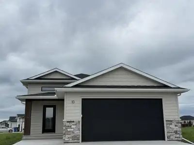 R07//Niverville/READY FOR POSSESSION! This meticulously crafted home built by Heritage Lane Builders...