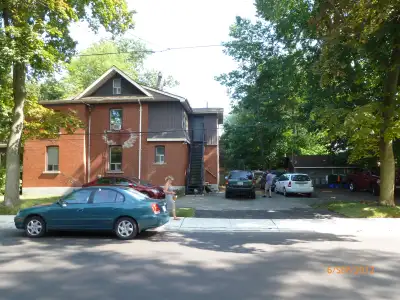 One bedroom apartment in fiveplex in quiet neighborhood in port credit. Recently renovated. Singles...