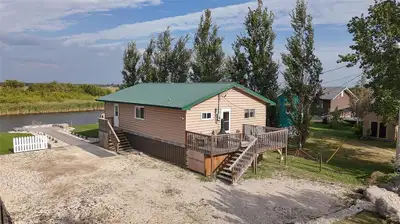 R19//Twin Beach/SS Now, Offers as Received. Escape to your all-season waterfront retreat at Twin Lak...
