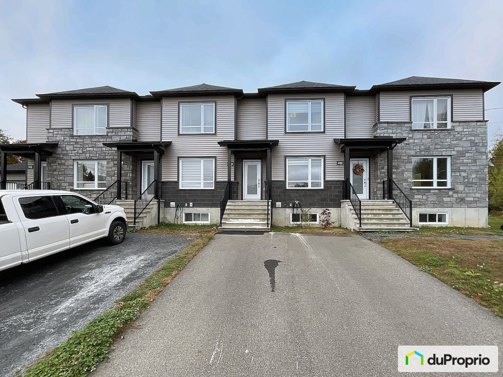 $379,900 - Townhouse for sale in Sherbrooke (Mont-Bellevue) — photo 1
