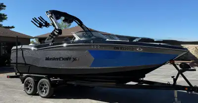 MLM - Muskoka Region With only 41 engine hours total, this Flagship gem of a boat is an incredible o...