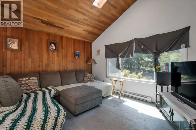 1376 Hooley Rd Quadra Island, British Columbia in Houses for Sale in Campbell River - Image 4
