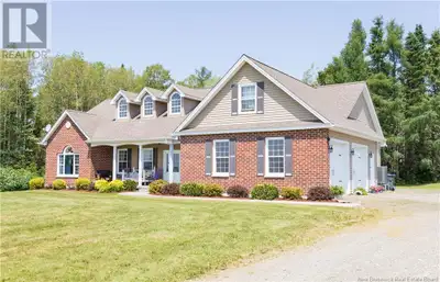 Bienvenue/Welcome to 75 Route 375 located just 15 minutes from downtown Grand Falls NB. This executi...