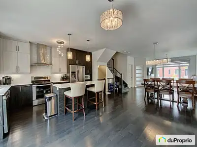 Belle maison construite en 2018 à la ville LaSalle. Proximité du centre commercial Angrignon, à côté...