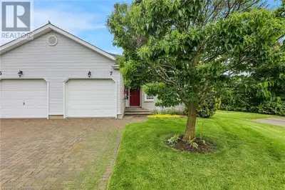 Fantastic end-unit in the sought-after adult community of West-Li Gardens! This beautifully maintain...