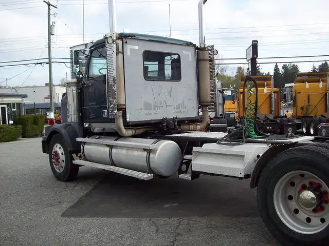 2000 Western Star 4964 FX Daycab in Heavy Trucks in Burnaby/New Westminster - Image 8