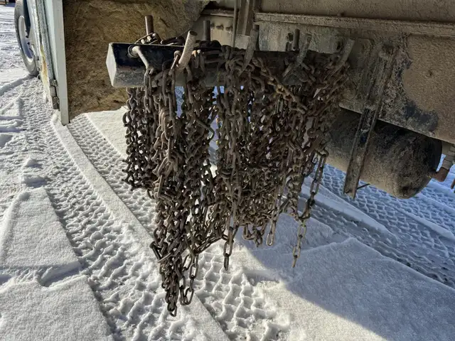 2005 PETERBILT 335 in Heavy Trucks in Saskatoon - Image 56