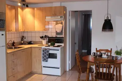 2 1/2 Étage  Meublé Chauffé, Éclairé, Internettt, Parking, View more